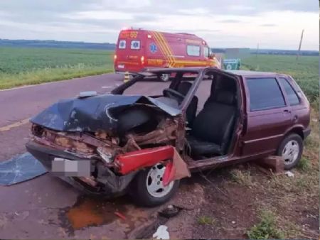 Volkswagen Fox foi lançado para o mato após a batida (Foto: A Gazeta News)