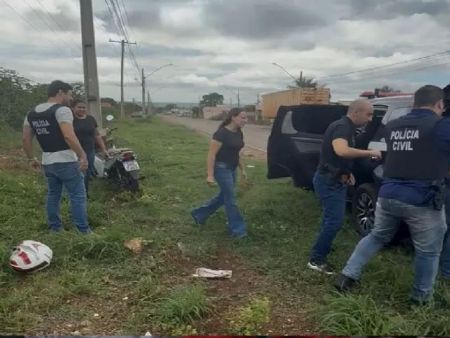 Homem tenta matar ex a tiros e acerta filha de 7 anos Momento em que o homem foi preso pela Polícia Civil de Três Lagoas (Foto: Divulgação/PCMS)
