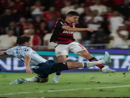 Com um a menos, Flamengo segura Racing e avança à final da Libertadores