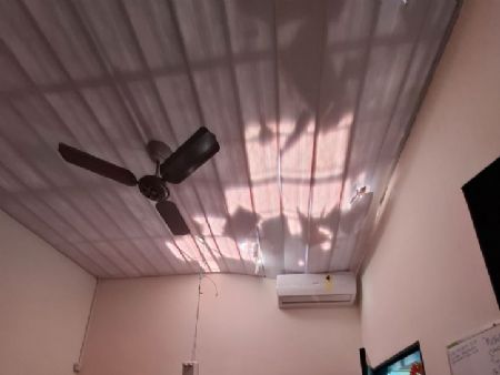 Teto de uma das salas da Escola Cambarai de Maracaju