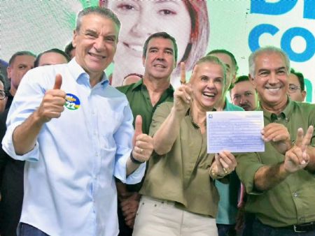 Paulo Correa e a esposa Adriana com o governador Eduardo Riedel e o presidente do diretório estadual Reinaldo Azambuja
