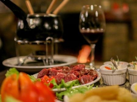 Fondue Feito com o Filé de Bode (carne preferida da culinária sertaneja) Arquivo Pousada Baixa Verde
