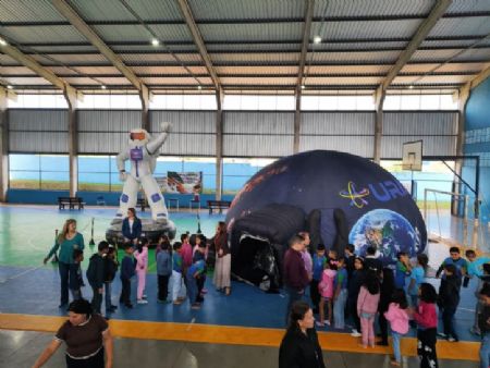Céu e conhecimento ao alcance das mãos: Planetário escolar é inaugurado com recursos da Festa da Primavera e parceria com o Urânia Planetário