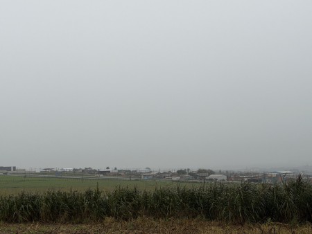 O frio chegou junto com a chuva e deve manter o início da semana com temperaturas mais baixas.