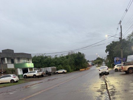 As ruas molhadas da chuva que caiu na madrugada de hoje