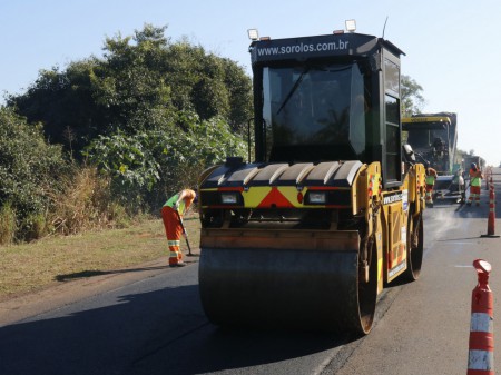 Foto: Rachid Waqued   Frentes de trabalho seguem ativas na BR-163/MS antes do aumento do movimento no fim de semana.