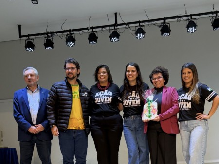 Rafaela e Franciele com autoridades na noite de encerramento do projeto profissões