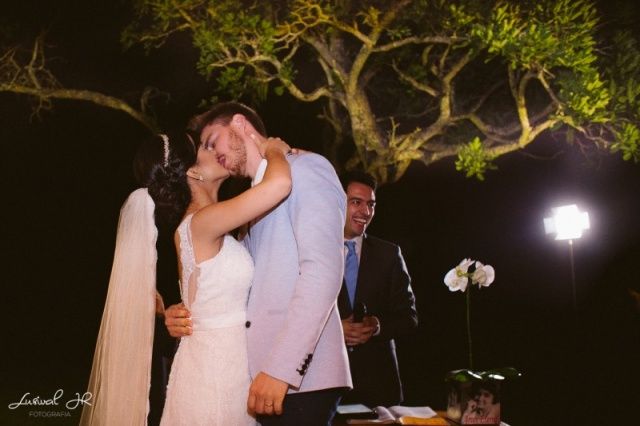 Resultado de imagem para casal de namorados no altar