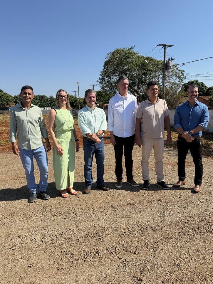 Prefeito Marcos Calderan com deputado federal Dagoberto Nogueira, secretaria de educação Silvana Perosa e vereadores