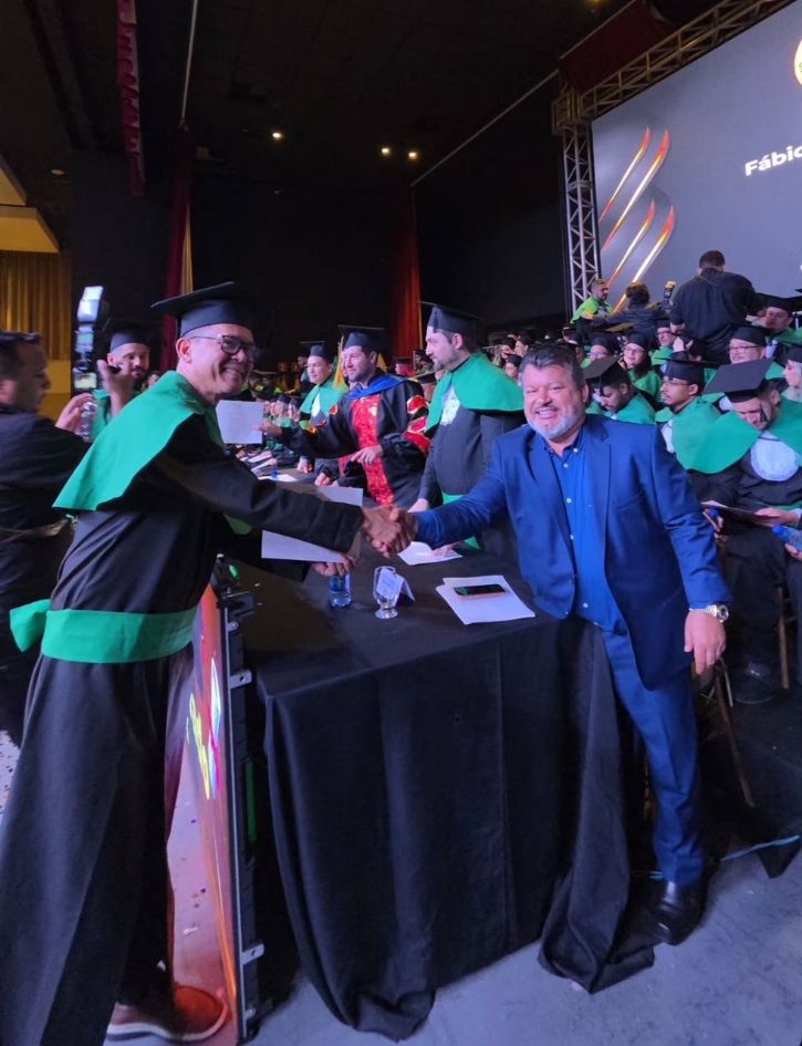 CEO da instituição, Aparecido Carlos Bernardo entregando diploma ao nov médico