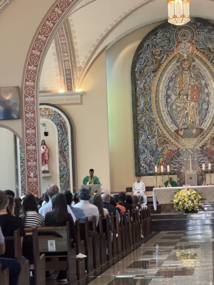 Padre Rubéns durate a Homilia