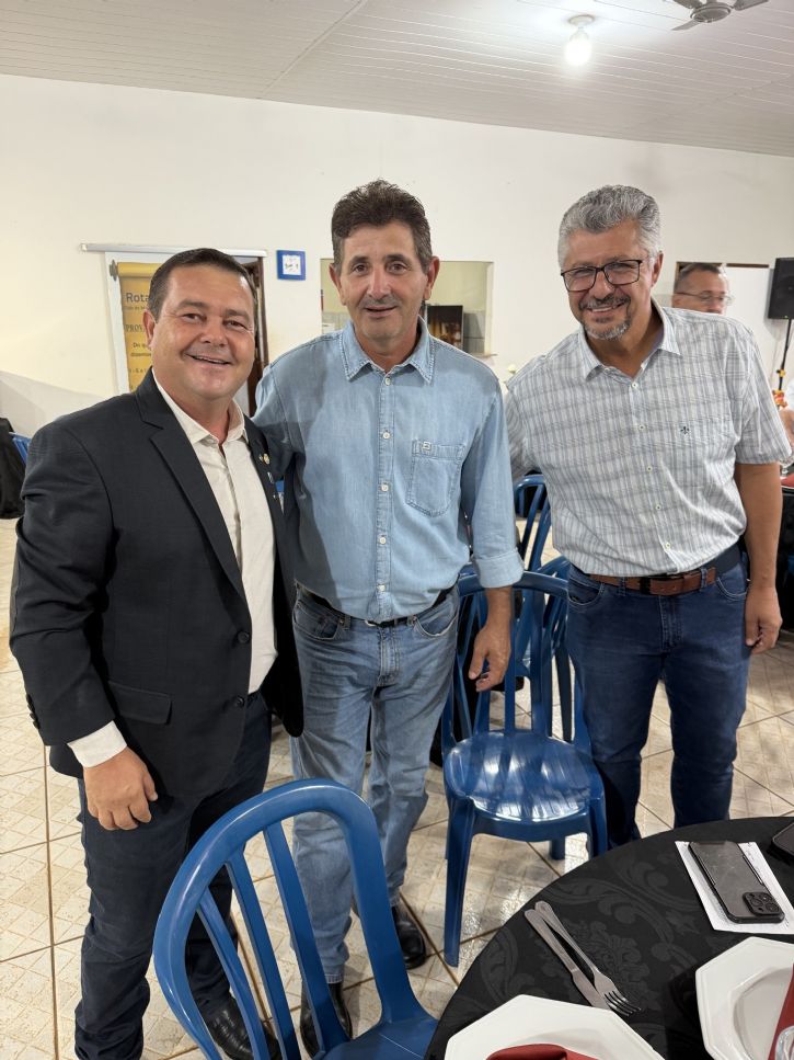 Vereador Catito com presidente do Rotary Dagoberto e o empresario Joares Sanches no lançamento da Festa da Linguiça