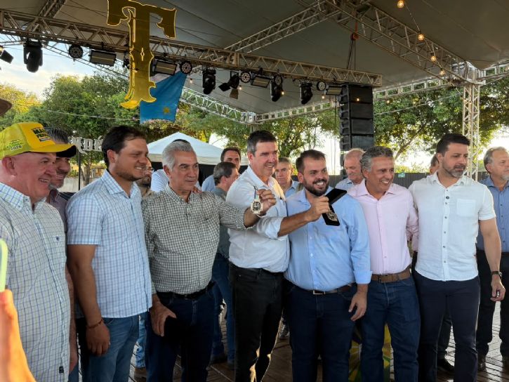 Presidente da Câmara entrega Comenda João Pedro Fernandes ao governador Eduardo Riedel e ao ex-governador Reinaldo Azambuja durante agenda em Maracaju