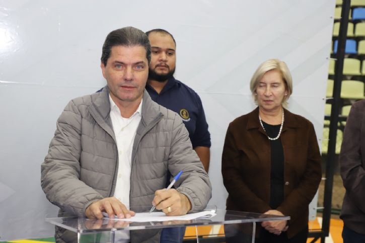 Prefeito Marcos Calderan assinando a ordem de serviço para a construção das novas casas