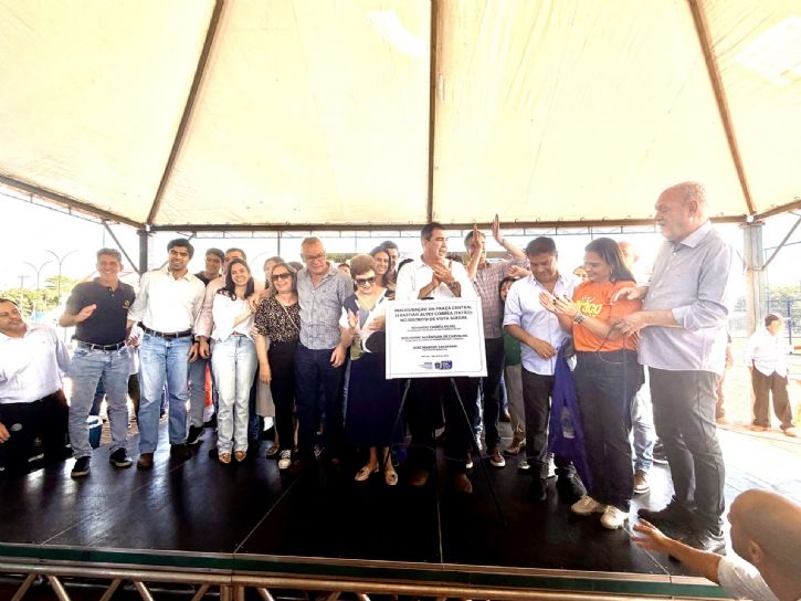 Governador e familia com autoridades