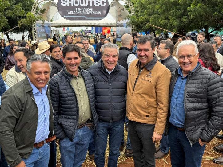 Rener Barbosa presidente da câmara, produtor rural Valdenir Portela, Deputado estadual Paulo Correa e o govenador Eduardo Riedel, e o produtor rural Irineu Buzatto
