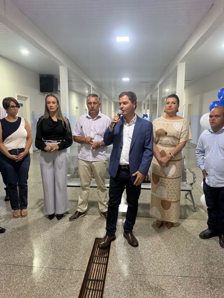 Prefeito Marcos Calderan e autoridades na entrega do ESF Nestor Muzzi