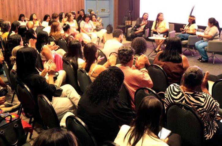 Painel com mulheres indígenas reuniu participantes do que mudaram a vida através do empreendedorismo. (Foto: Chico Ribeiro)