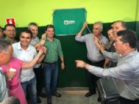 Prefeito com governador e autoridades durante entrega da nova Escola Lima de Figueiredo