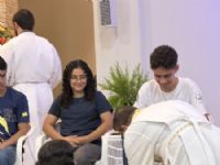 membros das comunidades e movimentos representaram os 12 apostolos de Jesus no Lava-Pés em Maracajju