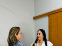 A jornalista Hosana de Lourdes durante entrevista com Franciele Souza Soutilha – Depiladora