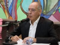 Prefeito Hélio Peluffo durante a leitura da mensagem na Câmara Municipal