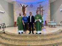 Padre Leonardo da Paróquia Auxiliadora e Padre Júnior da Paróquia Nossa Senhara Aparecida celebraram a missa na manhã deste domingo