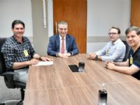 O encontro contou ainda com a presença do gerente da UEMS, Alex Von Mühlen, do coordenador da pós-graduação em Gestão Pública, Airton Pinto de Moura, e do empresário Valdenir Portela.
