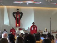 Padre Teodoro Benites durante a celebração neste domingo