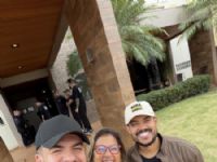 a jornalista Hosana de Lourdes com os sertanejos