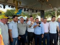 Presidente da Câmara entrega Comenda João Pedro Fernandes ao governador Eduardo Riedel e ao ex-governador Reinaldo Azambuja durante agenda em Maracaju