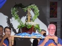 Fieis carregam a imagem da Santa em um andor no último dia da novena na igreja matriz de Maracaju