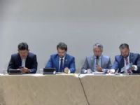 Ao centro vereador presidente Rener Barbosa durante a sessão desta segunda feira, dia 13