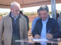 Deputado federal Geraldo Resende e o prefeito Marcos Calderan (PSDB) assinado OS da nova unidade de saúde no município