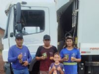 Luiz Felipe Laurindo Soares com os garis que trabalham no seu bairro