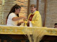Pároco Padre Júnior fez a celebração da Primeira Eucaristia na Paróquia Nossa Senhora Aparecida em Maracaju