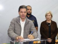 Prefeito Marcos Calderan assinando a ordem de serviço para a construção das novas casas