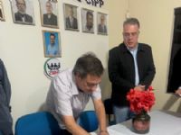 Monfort ao assinar livro da posse observado pelo prefeito Eduardo Campos