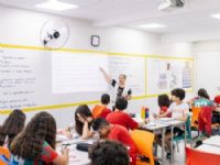Legenda: Em sala de aula, alunos da Escola Canadense de Brasília participam de atividades em ambiente bilíngue, no qual o segundo idioma é utilizado como meio de aprendizagem e desenvolvimento cognitivo desde a infância.