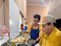 equipe organizadora preparando o carneiro na farinha