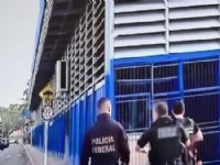 Policiais na frente do camelodromo de Campo Grande