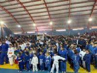 Atletas durante a abertura no Ginásio Louquinho