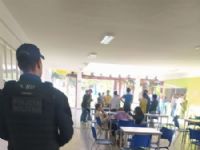 A PM esteve presente dentro e fora da escola nesta quinta-feira, dia 20 de abril