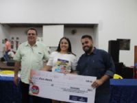 Vice prefeito Mauro Christianini, presidente da câmara Robert Ziemann e uma das atletas premiada na noite