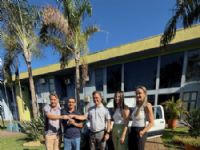 Prefeito Marcos Calderan durante a entrega do veiculo com sua equipe e ex vereador Oséias Enfermeiro