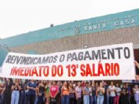 Manifestantes usam cartazes durante protesto (Foto: Juliano Almeida)