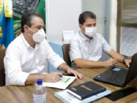Secretário de saúde Thiago Caminha e o prefeito Marcos Calderan durante o anúncio das cirurgias.