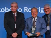 Gustavo Souza de Almeida, gerente de produção industrial, e Francisco Laureano Neto, coordenador industrial, que representaram a CerradinhoBio ao receber o prestigiado troféu.