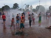 Final de semana de guerra d’agua para as crianças e competição no vôlei de areia