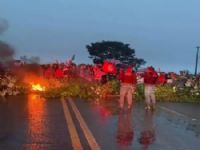 A BR-060, rodovia que liga Campo Grande a Sidrolândia, amanheceu interditada por manifestantes do MST